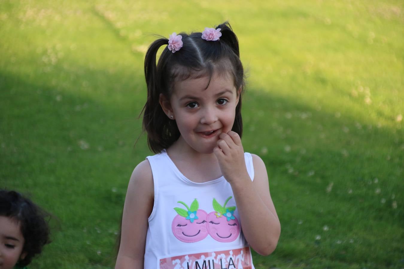 La Ciudad Deportiva 'Manuel Calzado Galván' acogió, ayer, la 'I Milla', organizada por el Club Atletismo de Jerez de los Caballeros con motivo de su primer aniversario. Manuela Gómez y Álvaro Crespo fueron los vencedores de la prueba absoluta. Al finalizar, los participantes y los allí presentes disfrutaron de una jornada de convivencia. 