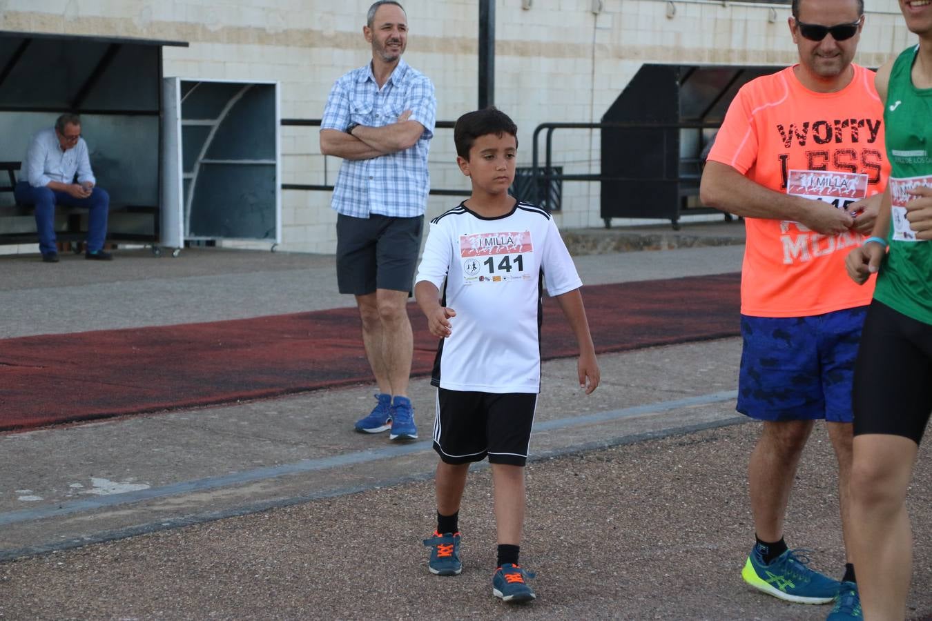 La Ciudad Deportiva 'Manuel Calzado Galván' acogió, ayer, la 'I Milla', organizada por el Club Atletismo de Jerez de los Caballeros con motivo de su primer aniversario. Manuela Gómez y Álvaro Crespo fueron los vencedores de la prueba absoluta. Al finalizar, los participantes y los allí presentes disfrutaron de una jornada de convivencia. 