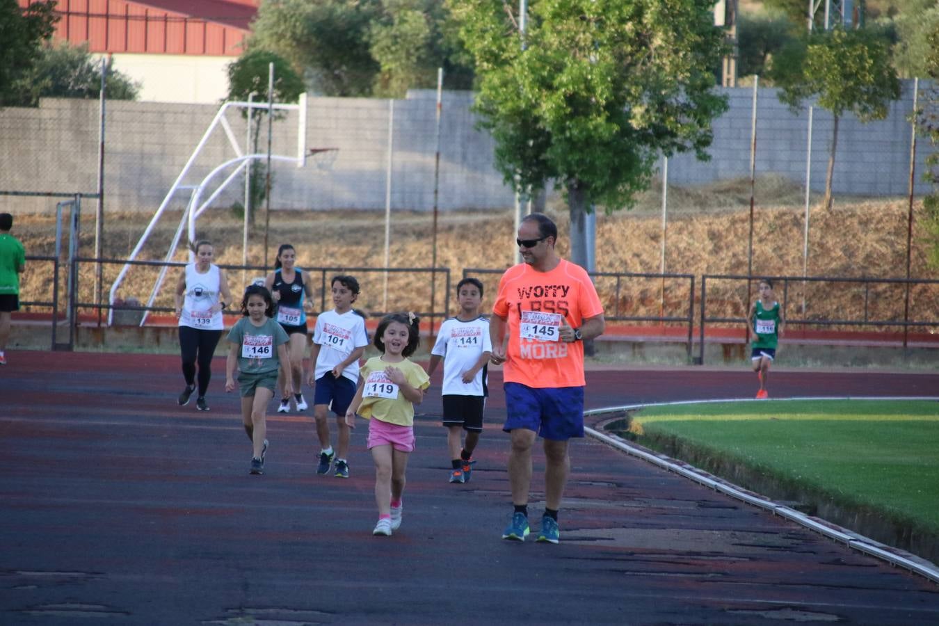 La Ciudad Deportiva 'Manuel Calzado Galván' acogió, ayer, la 'I Milla', organizada por el Club Atletismo de Jerez de los Caballeros con motivo de su primer aniversario. Manuela Gómez y Álvaro Crespo fueron los vencedores de la prueba absoluta. Al finalizar, los participantes y los allí presentes disfrutaron de una jornada de convivencia. 