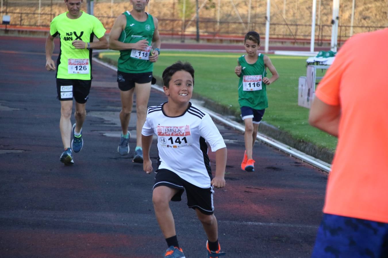 La Ciudad Deportiva 'Manuel Calzado Galván' acogió, ayer, la 'I Milla', organizada por el Club Atletismo de Jerez de los Caballeros con motivo de su primer aniversario. Manuela Gómez y Álvaro Crespo fueron los vencedores de la prueba absoluta. Al finalizar, los participantes y los allí presentes disfrutaron de una jornada de convivencia. 
