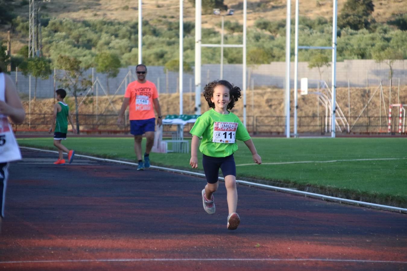 La Ciudad Deportiva 'Manuel Calzado Galván' acogió, ayer, la 'I Milla', organizada por el Club Atletismo de Jerez de los Caballeros con motivo de su primer aniversario. Manuela Gómez y Álvaro Crespo fueron los vencedores de la prueba absoluta. Al finalizar, los participantes y los allí presentes disfrutaron de una jornada de convivencia. 