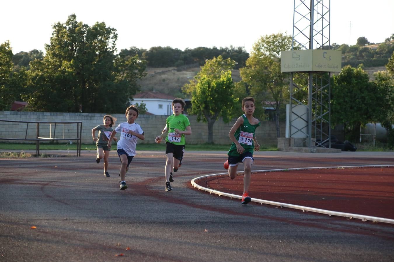 La Ciudad Deportiva 'Manuel Calzado Galván' acogió, ayer, la 'I Milla', organizada por el Club Atletismo de Jerez de los Caballeros con motivo de su primer aniversario. Manuela Gómez y Álvaro Crespo fueron los vencedores de la prueba absoluta. Al finalizar, los participantes y los allí presentes disfrutaron de una jornada de convivencia. 