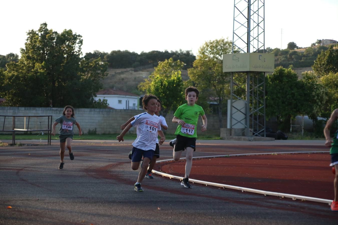 La Ciudad Deportiva 'Manuel Calzado Galván' acogió, ayer, la 'I Milla', organizada por el Club Atletismo de Jerez de los Caballeros con motivo de su primer aniversario. Manuela Gómez y Álvaro Crespo fueron los vencedores de la prueba absoluta. Al finalizar, los participantes y los allí presentes disfrutaron de una jornada de convivencia. 