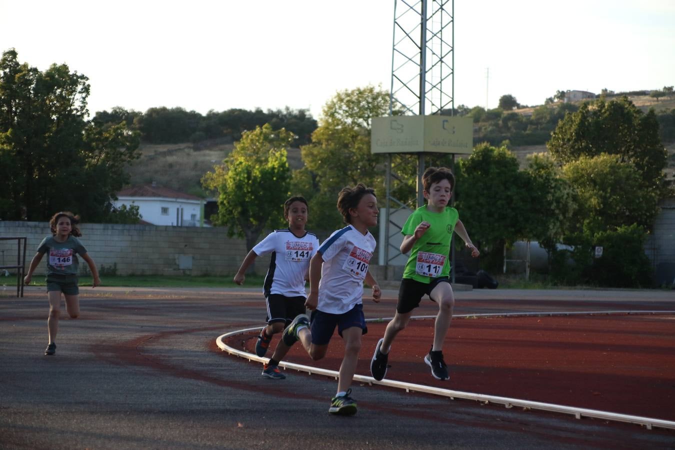 La Ciudad Deportiva 'Manuel Calzado Galván' acogió, ayer, la 'I Milla', organizada por el Club Atletismo de Jerez de los Caballeros con motivo de su primer aniversario. Manuela Gómez y Álvaro Crespo fueron los vencedores de la prueba absoluta. Al finalizar, los participantes y los allí presentes disfrutaron de una jornada de convivencia. 