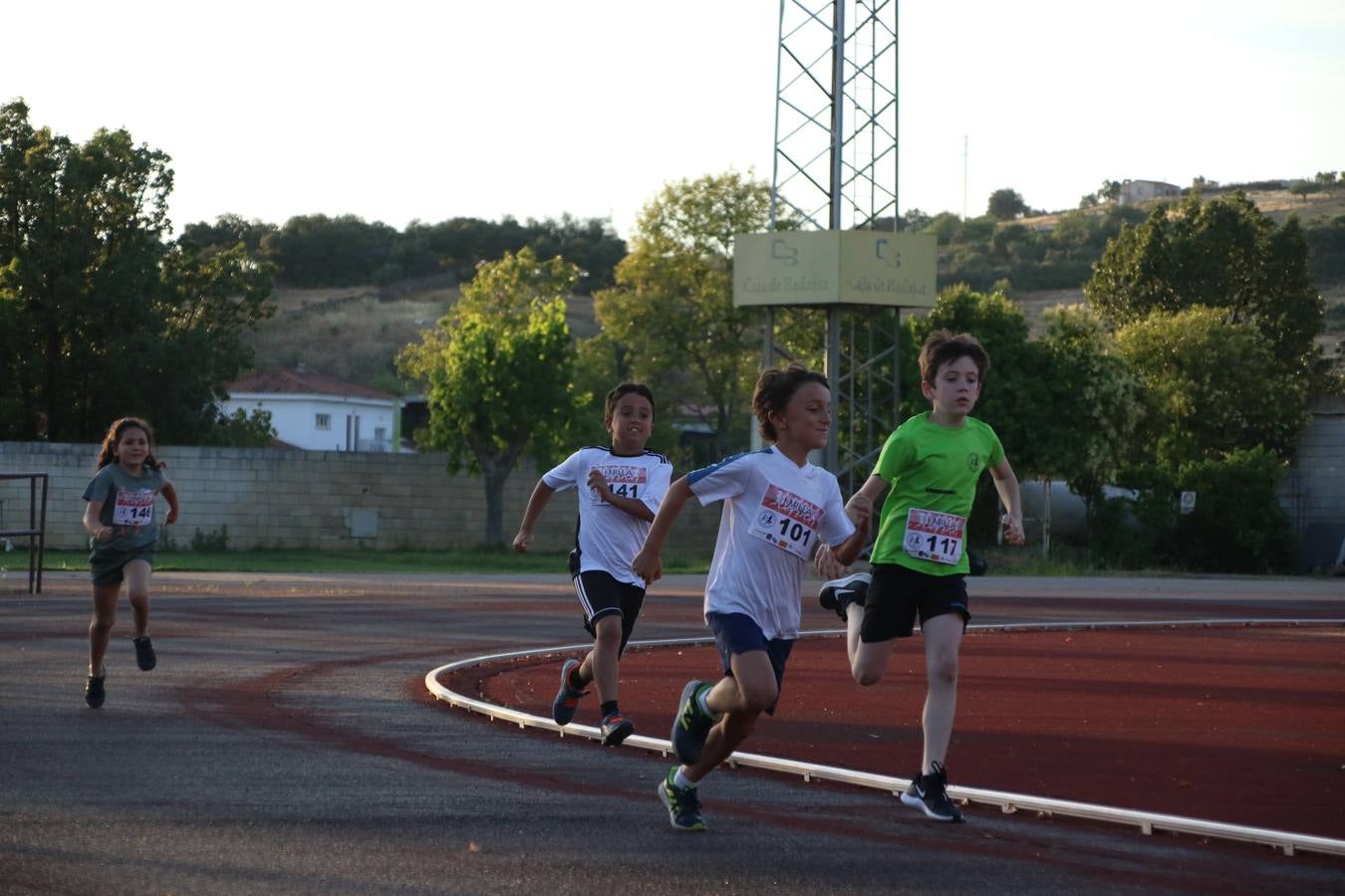 La Ciudad Deportiva 'Manuel Calzado Galván' acogió, ayer, la 'I Milla', organizada por el Club Atletismo de Jerez de los Caballeros con motivo de su primer aniversario. Manuela Gómez y Álvaro Crespo fueron los vencedores de la prueba absoluta. Al finalizar, los participantes y los allí presentes disfrutaron de una jornada de convivencia. 