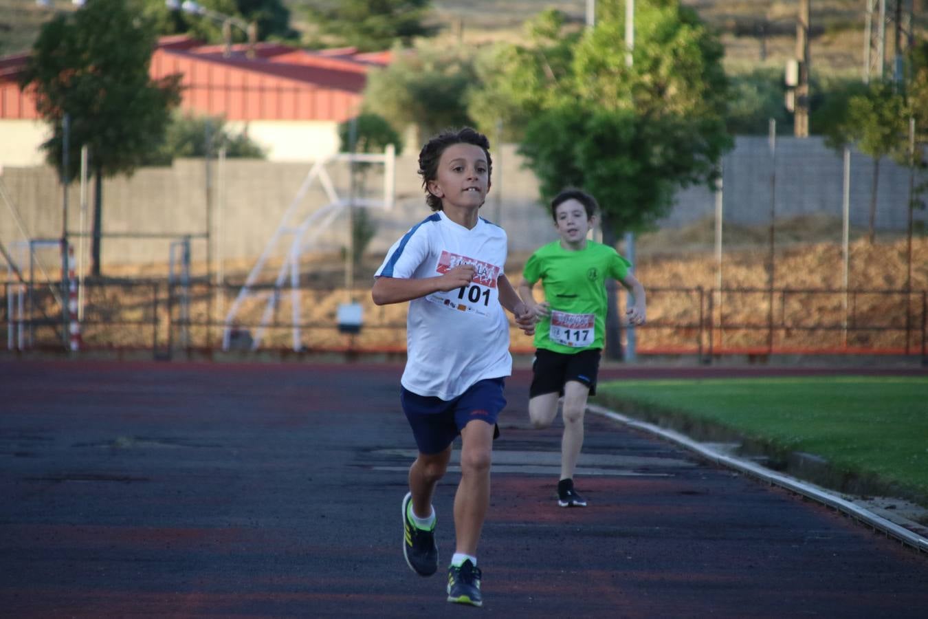 La Ciudad Deportiva 'Manuel Calzado Galván' acogió, ayer, la 'I Milla', organizada por el Club Atletismo de Jerez de los Caballeros con motivo de su primer aniversario. Manuela Gómez y Álvaro Crespo fueron los vencedores de la prueba absoluta. Al finalizar, los participantes y los allí presentes disfrutaron de una jornada de convivencia. 