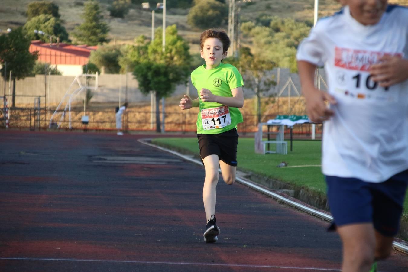 La Ciudad Deportiva 'Manuel Calzado Galván' acogió, ayer, la 'I Milla', organizada por el Club Atletismo de Jerez de los Caballeros con motivo de su primer aniversario. Manuela Gómez y Álvaro Crespo fueron los vencedores de la prueba absoluta. Al finalizar, los participantes y los allí presentes disfrutaron de una jornada de convivencia. 
