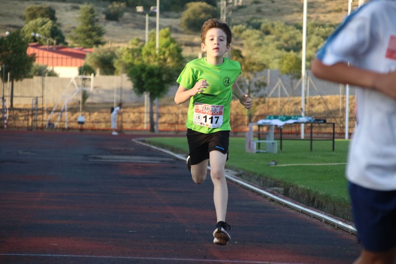 La Ciudad Deportiva 'Manuel Calzado Galván' acogió, ayer, la 'I Milla', organizada por el Club Atletismo de Jerez de los Caballeros con motivo de su primer aniversario. Manuela Gómez y Álvaro Crespo fueron los vencedores de la prueba absoluta. Al finalizar, los participantes y los allí presentes disfrutaron de una jornada de convivencia. 