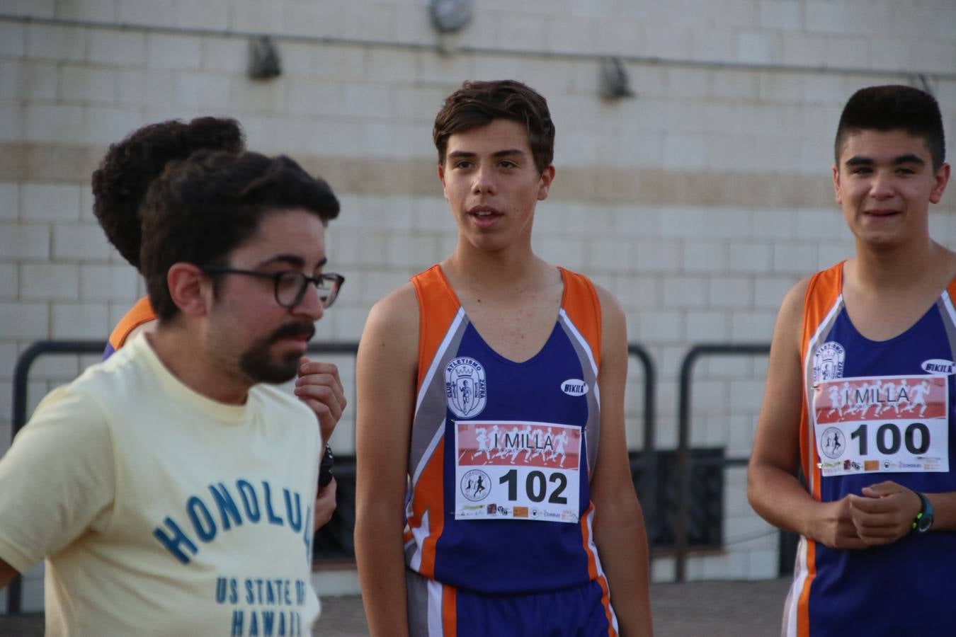 La Ciudad Deportiva 'Manuel Calzado Galván' acogió, ayer, la 'I Milla', organizada por el Club Atletismo de Jerez de los Caballeros con motivo de su primer aniversario. Manuela Gómez y Álvaro Crespo fueron los vencedores de la prueba absoluta. Al finalizar, los participantes y los allí presentes disfrutaron de una jornada de convivencia. 