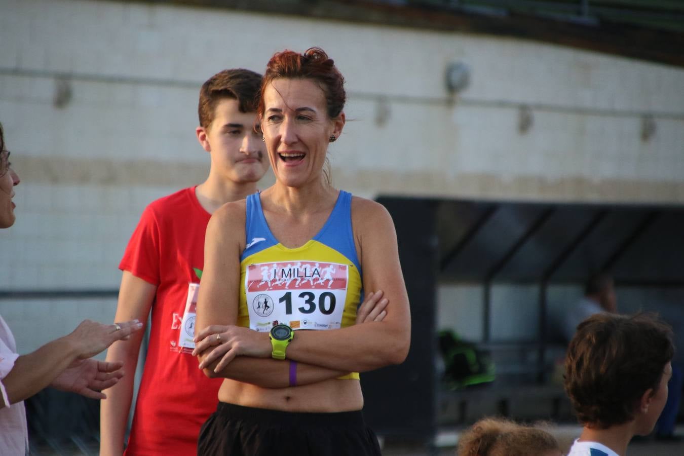 La Ciudad Deportiva 'Manuel Calzado Galván' acogió, ayer, la 'I Milla', organizada por el Club Atletismo de Jerez de los Caballeros con motivo de su primer aniversario. Manuela Gómez y Álvaro Crespo fueron los vencedores de la prueba absoluta. Al finalizar, los participantes y los allí presentes disfrutaron de una jornada de convivencia. 