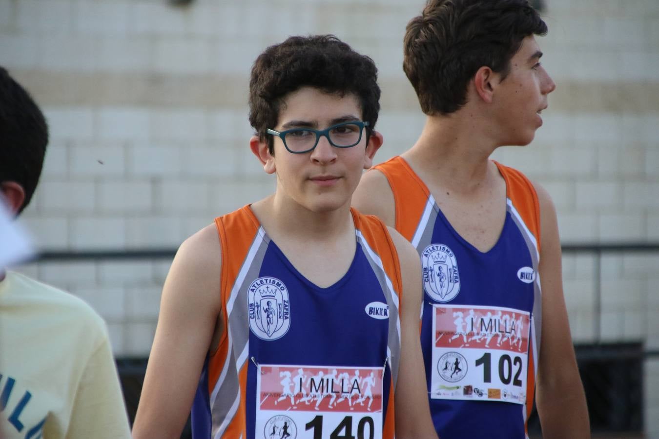 La Ciudad Deportiva 'Manuel Calzado Galván' acogió, ayer, la 'I Milla', organizada por el Club Atletismo de Jerez de los Caballeros con motivo de su primer aniversario. Manuela Gómez y Álvaro Crespo fueron los vencedores de la prueba absoluta. Al finalizar, los participantes y los allí presentes disfrutaron de una jornada de convivencia. 