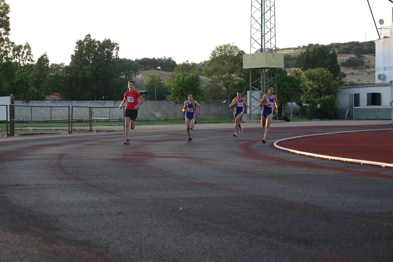 La Ciudad Deportiva 'Manuel Calzado Galván' acogió, ayer, la 'I Milla', organizada por el Club Atletismo de Jerez de los Caballeros con motivo de su primer aniversario. Manuela Gómez y Álvaro Crespo fueron los vencedores de la prueba absoluta. Al finalizar, los participantes y los allí presentes disfrutaron de una jornada de convivencia. 
