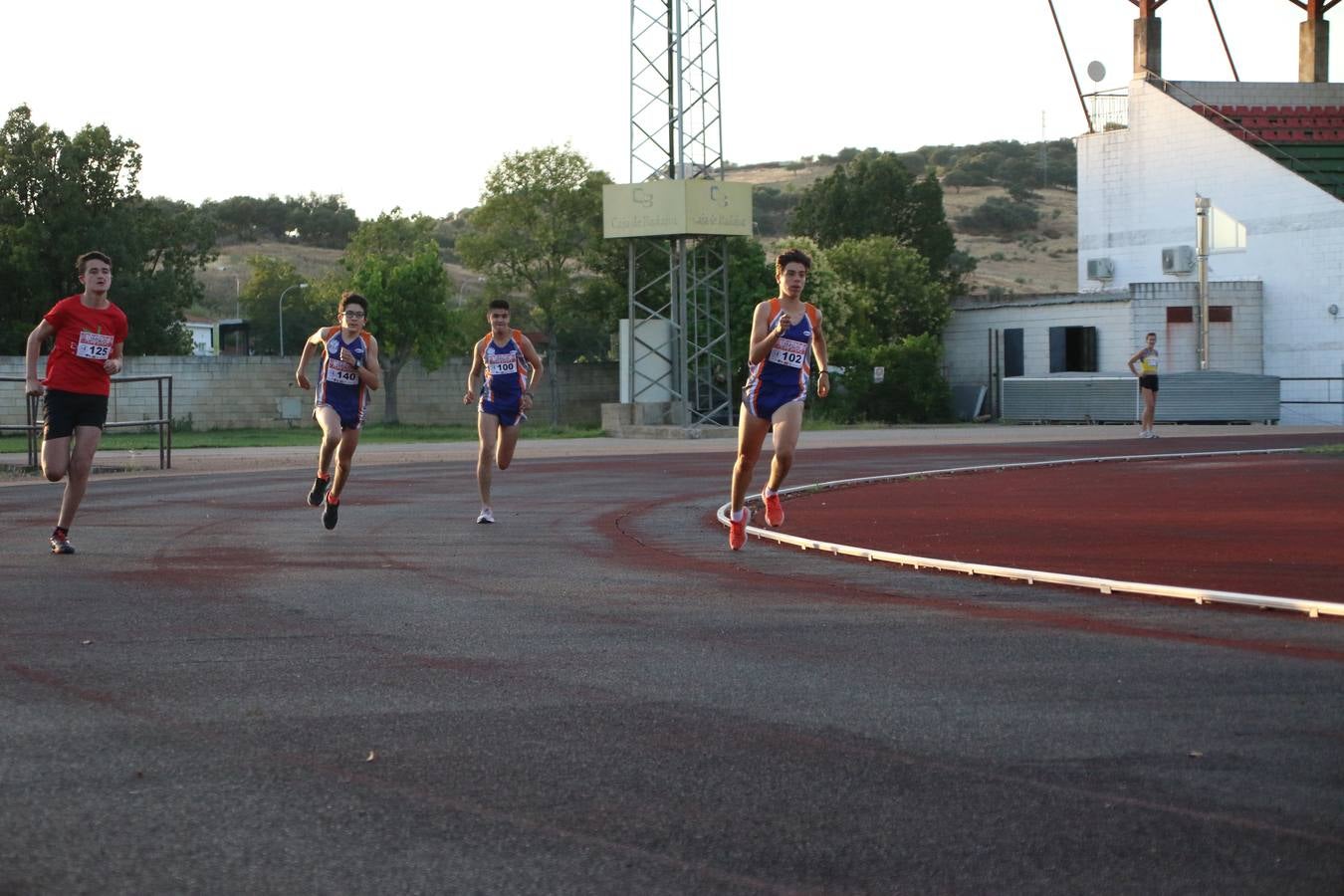 La Ciudad Deportiva 'Manuel Calzado Galván' acogió, ayer, la 'I Milla', organizada por el Club Atletismo de Jerez de los Caballeros con motivo de su primer aniversario. Manuela Gómez y Álvaro Crespo fueron los vencedores de la prueba absoluta. Al finalizar, los participantes y los allí presentes disfrutaron de una jornada de convivencia. 
