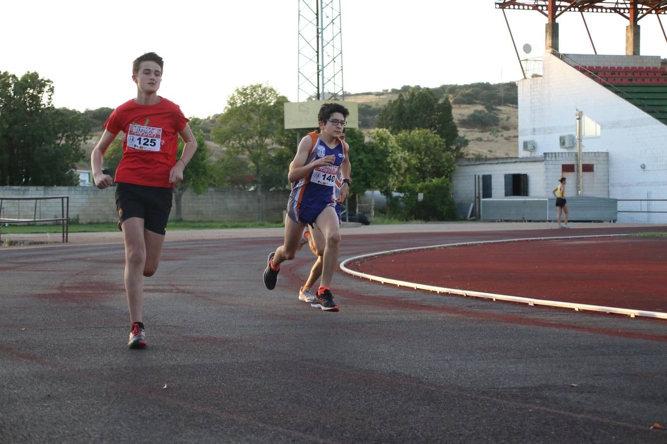 La Ciudad Deportiva 'Manuel Calzado Galván' acogió, ayer, la 'I Milla', organizada por el Club Atletismo de Jerez de los Caballeros con motivo de su primer aniversario. Manuela Gómez y Álvaro Crespo fueron los vencedores de la prueba absoluta. Al finalizar, los participantes y los allí presentes disfrutaron de una jornada de convivencia. 