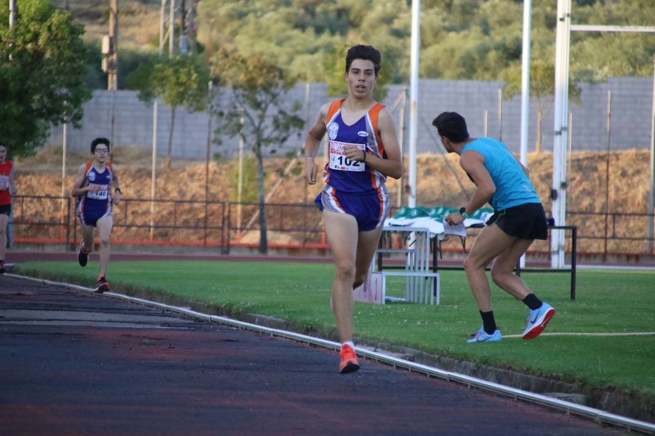 La Ciudad Deportiva 'Manuel Calzado Galván' acogió, ayer, la 'I Milla', organizada por el Club Atletismo de Jerez de los Caballeros con motivo de su primer aniversario. Manuela Gómez y Álvaro Crespo fueron los vencedores de la prueba absoluta. Al finalizar, los participantes y los allí presentes disfrutaron de una jornada de convivencia. 