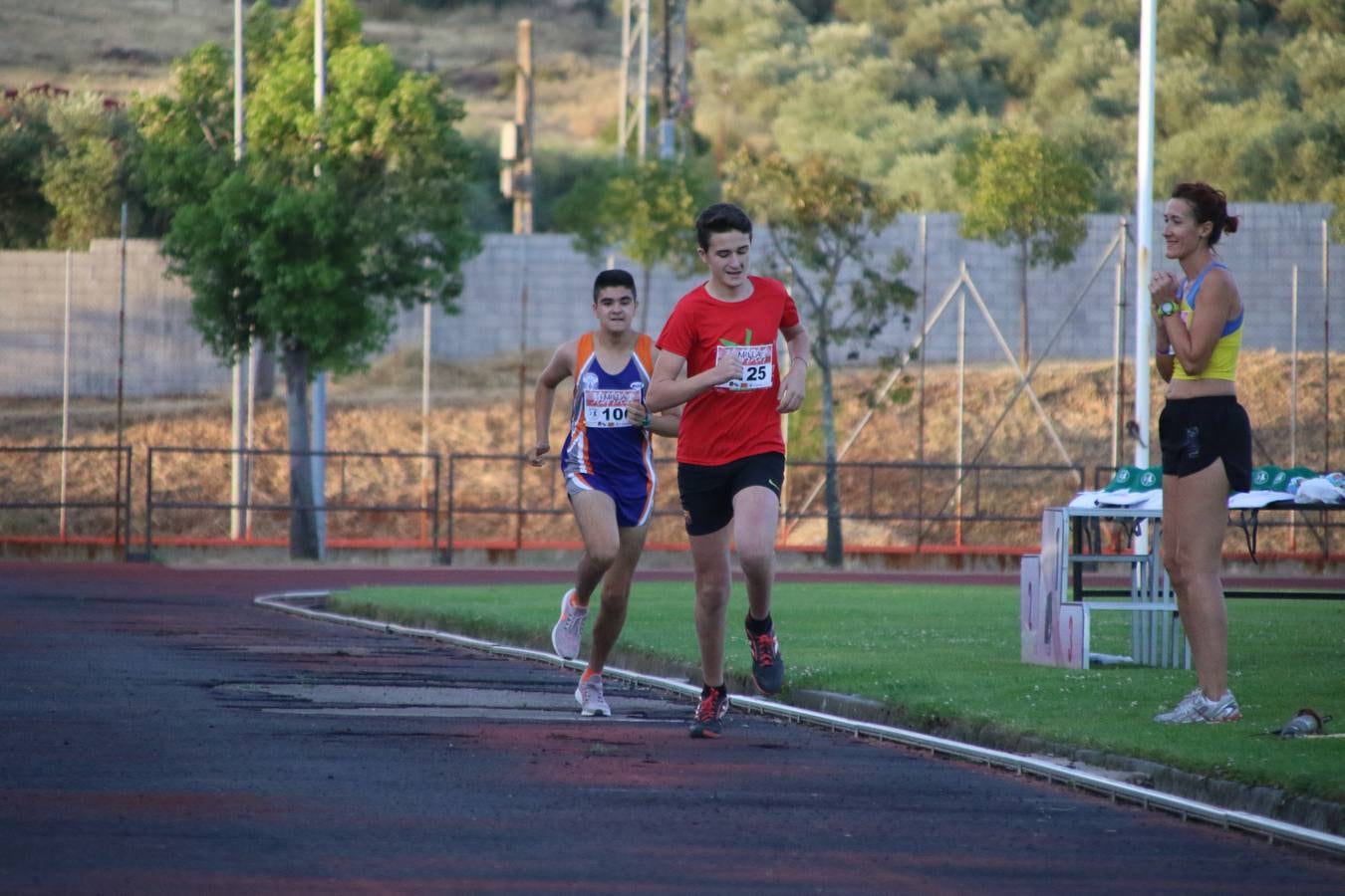 La Ciudad Deportiva 'Manuel Calzado Galván' acogió, ayer, la 'I Milla', organizada por el Club Atletismo de Jerez de los Caballeros con motivo de su primer aniversario. Manuela Gómez y Álvaro Crespo fueron los vencedores de la prueba absoluta. Al finalizar, los participantes y los allí presentes disfrutaron de una jornada de convivencia. 
