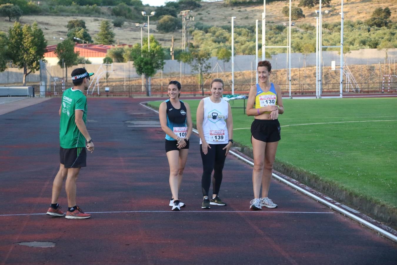 La Ciudad Deportiva 'Manuel Calzado Galván' acogió, ayer, la 'I Milla', organizada por el Club Atletismo de Jerez de los Caballeros con motivo de su primer aniversario. Manuela Gómez y Álvaro Crespo fueron los vencedores de la prueba absoluta. Al finalizar, los participantes y los allí presentes disfrutaron de una jornada de convivencia. 