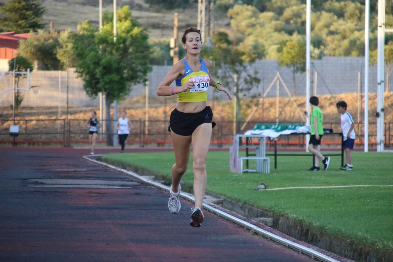 La Ciudad Deportiva 'Manuel Calzado Galván' acogió, ayer, la 'I Milla', organizada por el Club Atletismo de Jerez de los Caballeros con motivo de su primer aniversario. Manuela Gómez y Álvaro Crespo fueron los vencedores de la prueba absoluta. Al finalizar, los participantes y los allí presentes disfrutaron de una jornada de convivencia. 