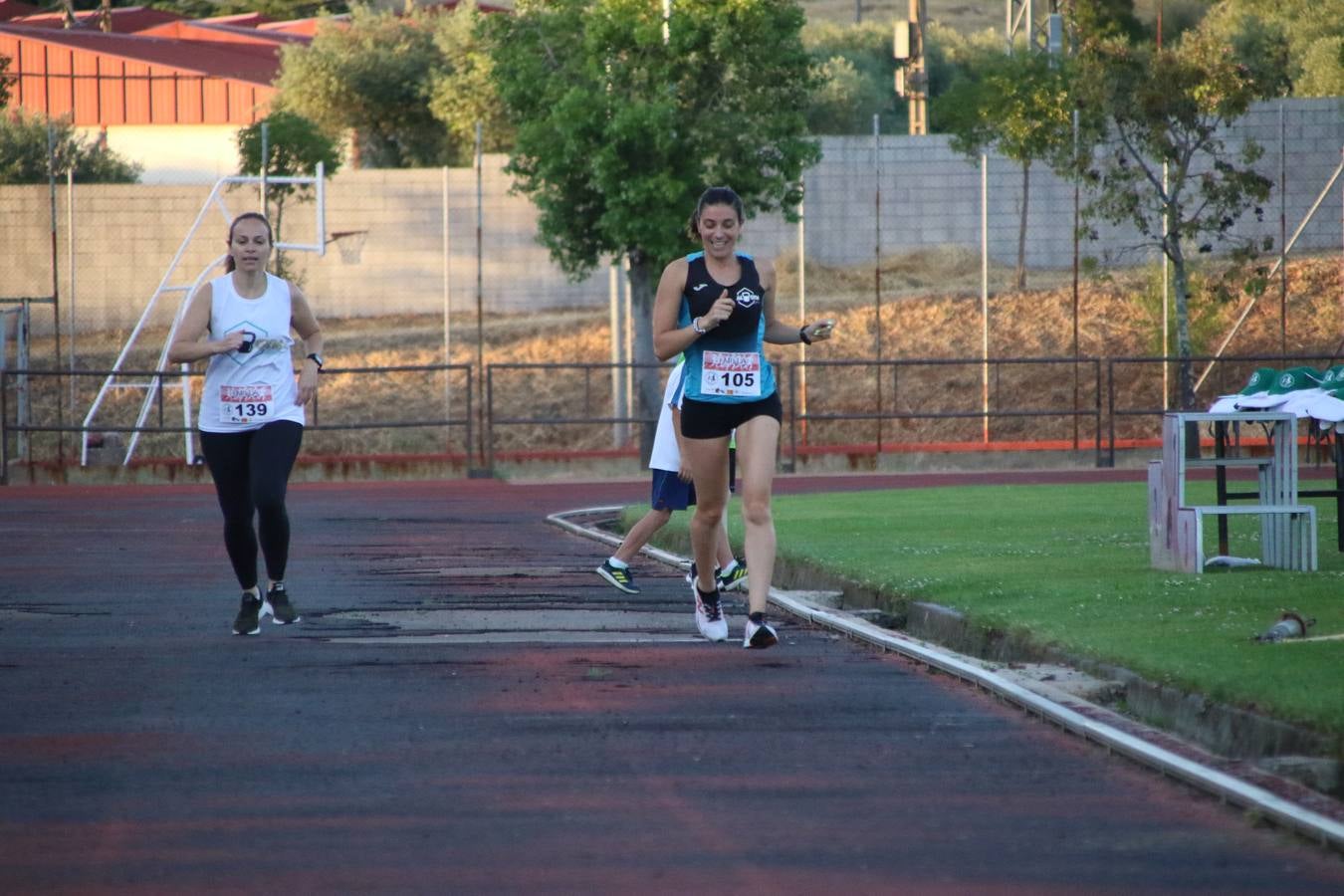 La Ciudad Deportiva 'Manuel Calzado Galván' acogió, ayer, la 'I Milla', organizada por el Club Atletismo de Jerez de los Caballeros con motivo de su primer aniversario. Manuela Gómez y Álvaro Crespo fueron los vencedores de la prueba absoluta. Al finalizar, los participantes y los allí presentes disfrutaron de una jornada de convivencia. 
