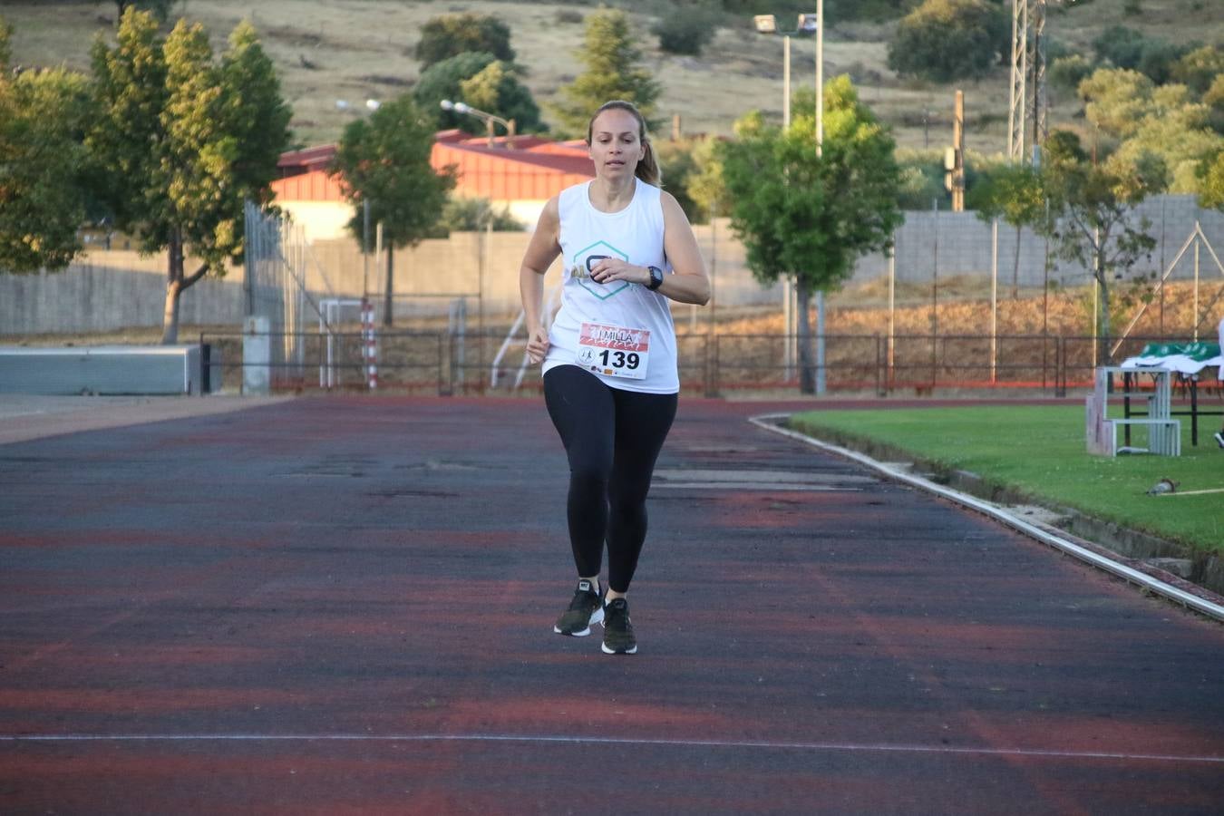 La Ciudad Deportiva 'Manuel Calzado Galván' acogió, ayer, la 'I Milla', organizada por el Club Atletismo de Jerez de los Caballeros con motivo de su primer aniversario. Manuela Gómez y Álvaro Crespo fueron los vencedores de la prueba absoluta. Al finalizar, los participantes y los allí presentes disfrutaron de una jornada de convivencia. 