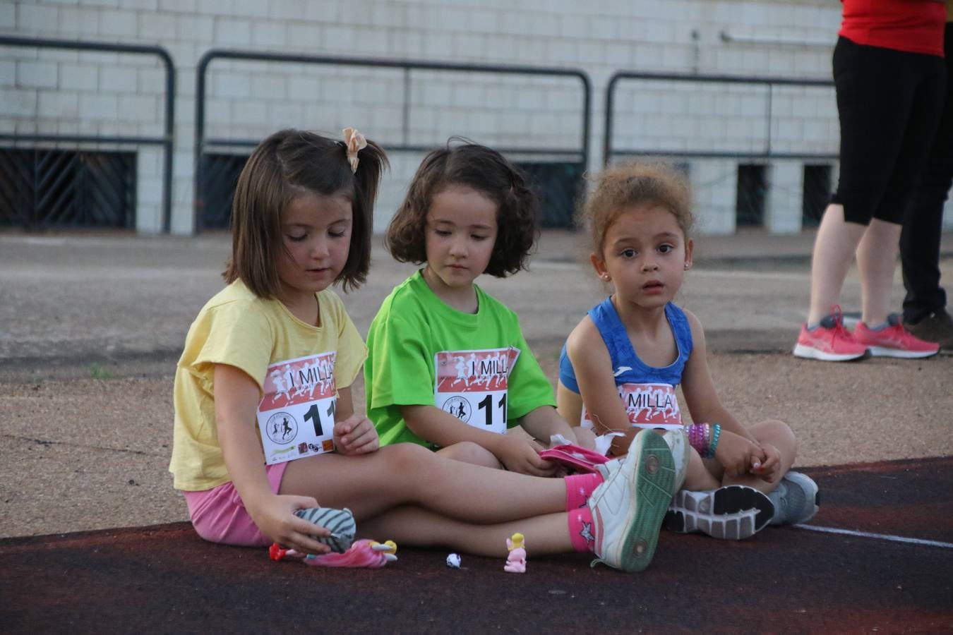 La Ciudad Deportiva 'Manuel Calzado Galván' acogió, ayer, la 'I Milla', organizada por el Club Atletismo de Jerez de los Caballeros con motivo de su primer aniversario. Manuela Gómez y Álvaro Crespo fueron los vencedores de la prueba absoluta. Al finalizar, los participantes y los allí presentes disfrutaron de una jornada de convivencia. 