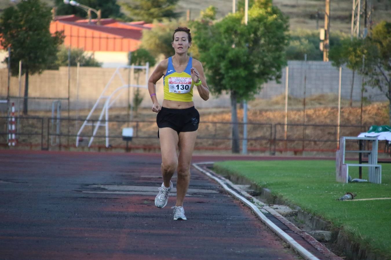 La Ciudad Deportiva 'Manuel Calzado Galván' acogió, ayer, la 'I Milla', organizada por el Club Atletismo de Jerez de los Caballeros con motivo de su primer aniversario. Manuela Gómez y Álvaro Crespo fueron los vencedores de la prueba absoluta. Al finalizar, los participantes y los allí presentes disfrutaron de una jornada de convivencia. 