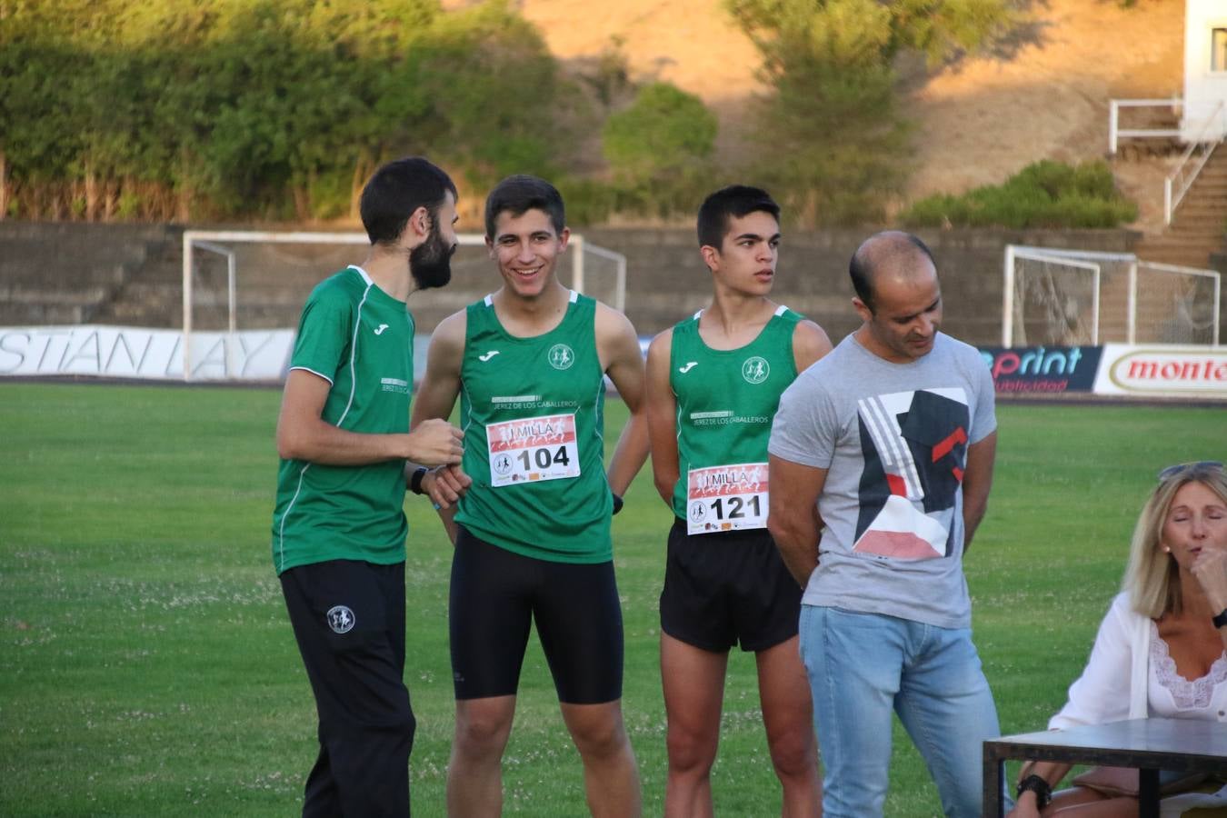 La Ciudad Deportiva 'Manuel Calzado Galván' acogió, ayer, la 'I Milla', organizada por el Club Atletismo de Jerez de los Caballeros con motivo de su primer aniversario. Manuela Gómez y Álvaro Crespo fueron los vencedores de la prueba absoluta. Al finalizar, los participantes y los allí presentes disfrutaron de una jornada de convivencia. 