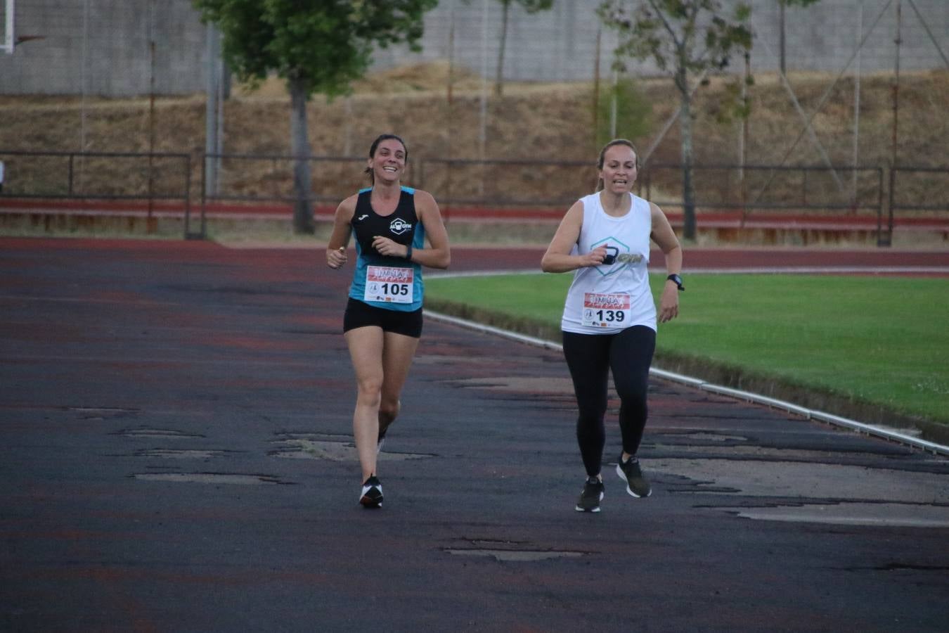 La Ciudad Deportiva 'Manuel Calzado Galván' acogió, ayer, la 'I Milla', organizada por el Club Atletismo de Jerez de los Caballeros con motivo de su primer aniversario. Manuela Gómez y Álvaro Crespo fueron los vencedores de la prueba absoluta. Al finalizar, los participantes y los allí presentes disfrutaron de una jornada de convivencia. 