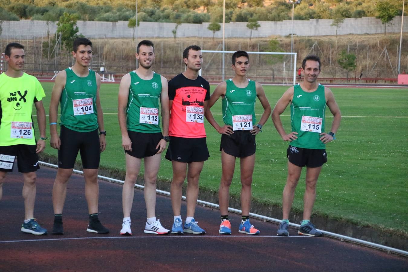 La Ciudad Deportiva 'Manuel Calzado Galván' acogió, ayer, la 'I Milla', organizada por el Club Atletismo de Jerez de los Caballeros con motivo de su primer aniversario. Manuela Gómez y Álvaro Crespo fueron los vencedores de la prueba absoluta. Al finalizar, los participantes y los allí presentes disfrutaron de una jornada de convivencia. 