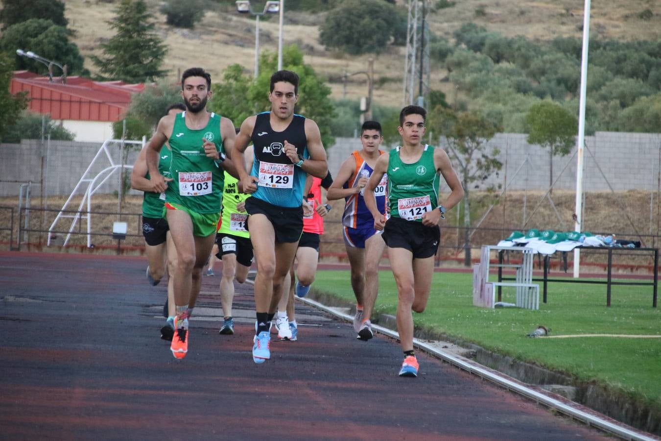 La Ciudad Deportiva 'Manuel Calzado Galván' acogió, ayer, la 'I Milla', organizada por el Club Atletismo de Jerez de los Caballeros con motivo de su primer aniversario. Manuela Gómez y Álvaro Crespo fueron los vencedores de la prueba absoluta. Al finalizar, los participantes y los allí presentes disfrutaron de una jornada de convivencia. 