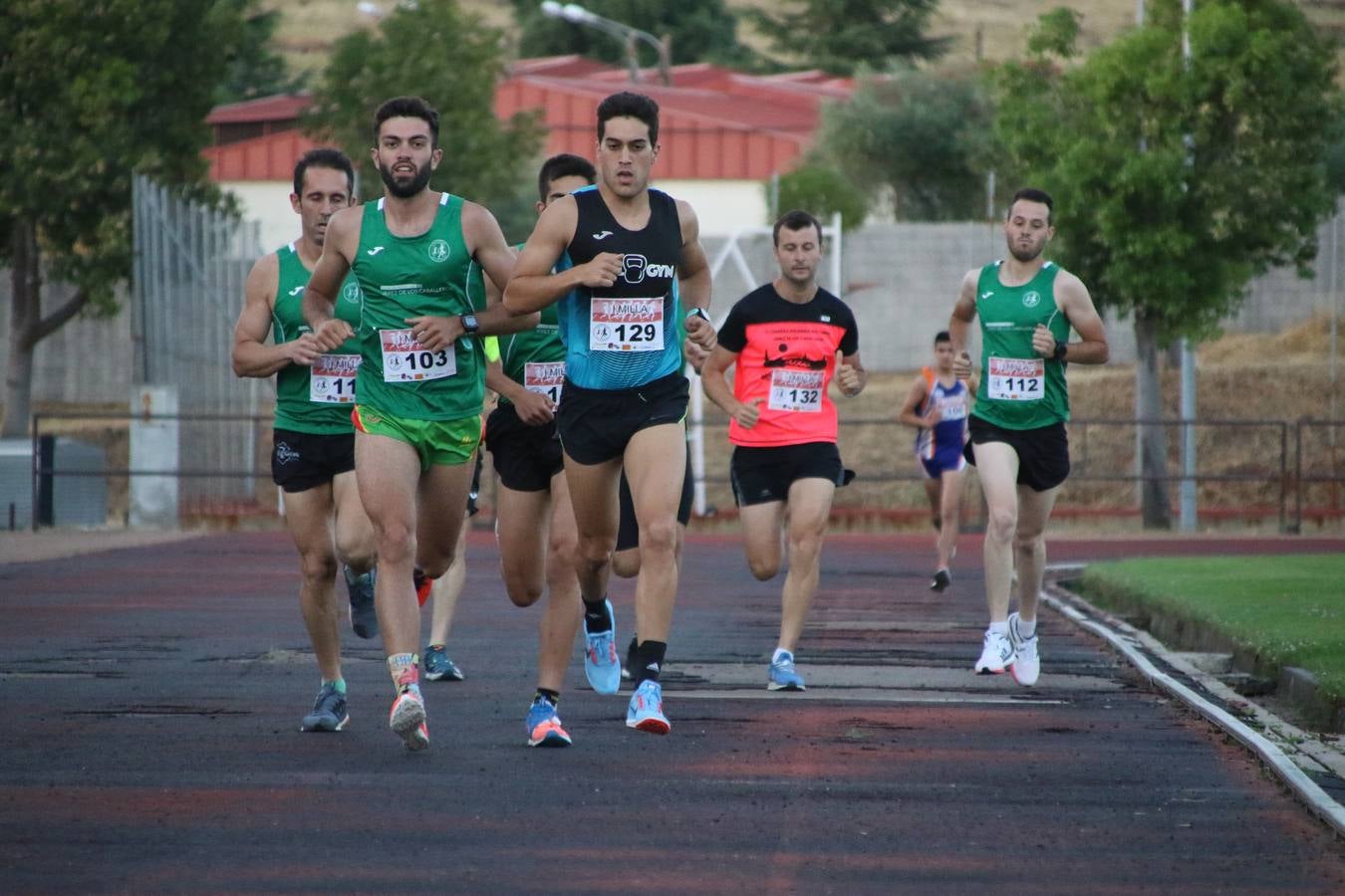 La Ciudad Deportiva 'Manuel Calzado Galván' acogió, ayer, la 'I Milla', organizada por el Club Atletismo de Jerez de los Caballeros con motivo de su primer aniversario. Manuela Gómez y Álvaro Crespo fueron los vencedores de la prueba absoluta. Al finalizar, los participantes y los allí presentes disfrutaron de una jornada de convivencia. 