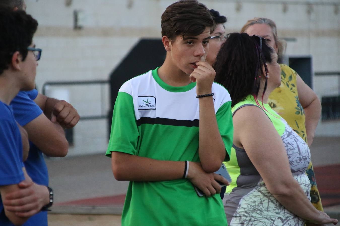 La Ciudad Deportiva 'Manuel Calzado Galván' acogió, ayer, la 'I Milla', organizada por el Club Atletismo de Jerez de los Caballeros con motivo de su primer aniversario. Manuela Gómez y Álvaro Crespo fueron los vencedores de la prueba absoluta. Al finalizar, los participantes y los allí presentes disfrutaron de una jornada de convivencia. 