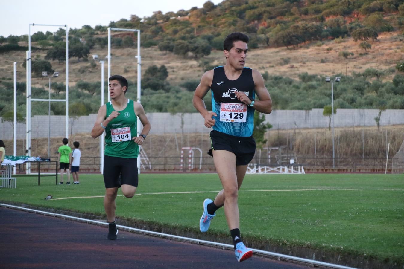 La Ciudad Deportiva 'Manuel Calzado Galván' acogió, ayer, la 'I Milla', organizada por el Club Atletismo de Jerez de los Caballeros con motivo de su primer aniversario. Manuela Gómez y Álvaro Crespo fueron los vencedores de la prueba absoluta. Al finalizar, los participantes y los allí presentes disfrutaron de una jornada de convivencia. 
