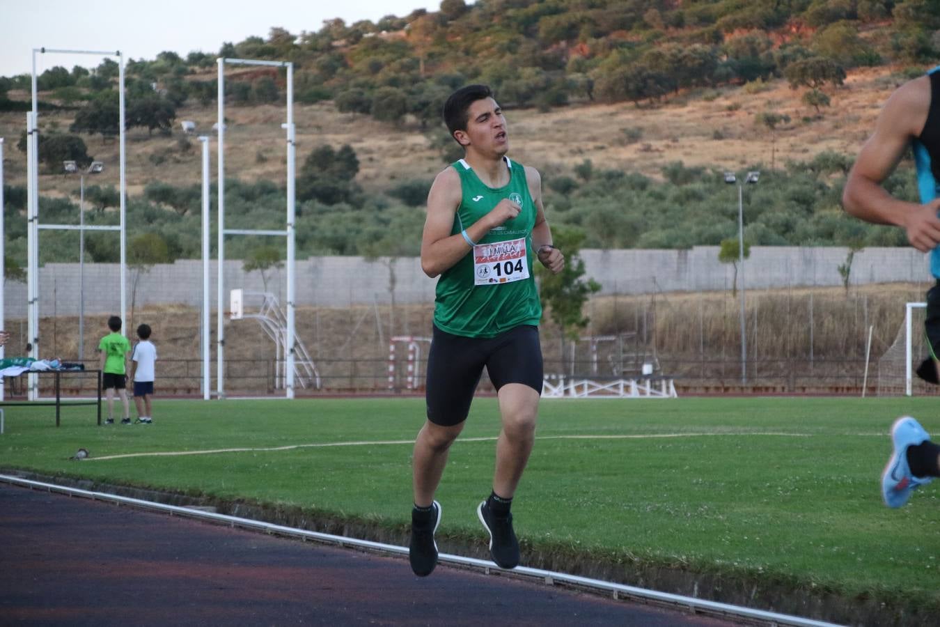 La Ciudad Deportiva 'Manuel Calzado Galván' acogió, ayer, la 'I Milla', organizada por el Club Atletismo de Jerez de los Caballeros con motivo de su primer aniversario. Manuela Gómez y Álvaro Crespo fueron los vencedores de la prueba absoluta. Al finalizar, los participantes y los allí presentes disfrutaron de una jornada de convivencia. 
