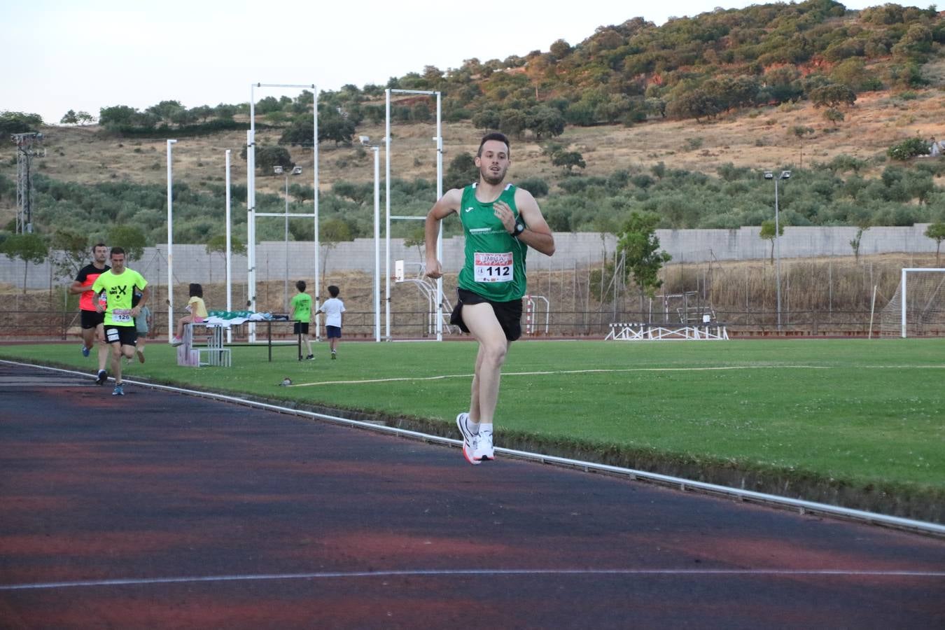 La Ciudad Deportiva 'Manuel Calzado Galván' acogió, ayer, la 'I Milla', organizada por el Club Atletismo de Jerez de los Caballeros con motivo de su primer aniversario. Manuela Gómez y Álvaro Crespo fueron los vencedores de la prueba absoluta. Al finalizar, los participantes y los allí presentes disfrutaron de una jornada de convivencia. 
