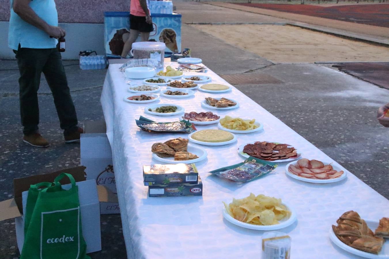 La Ciudad Deportiva 'Manuel Calzado Galván' acogió, ayer, la 'I Milla', organizada por el Club Atletismo de Jerez de los Caballeros con motivo de su primer aniversario. Manuela Gómez y Álvaro Crespo fueron los vencedores de la prueba absoluta. Al finalizar, los participantes y los allí presentes disfrutaron de una jornada de convivencia. 