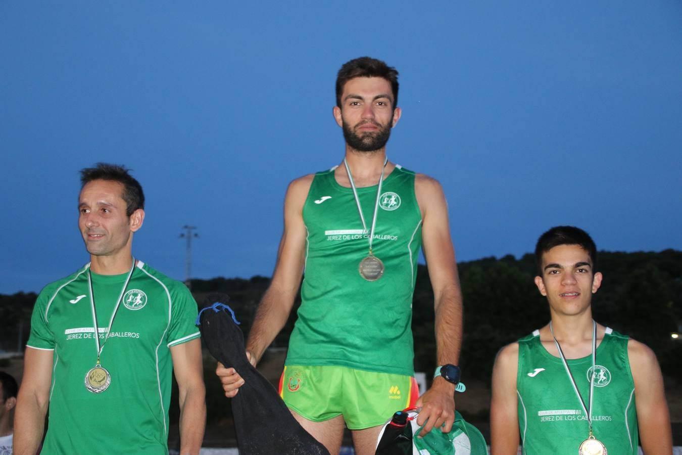La Ciudad Deportiva 'Manuel Calzado Galván' acogió, ayer, la 'I Milla', organizada por el Club Atletismo de Jerez de los Caballeros con motivo de su primer aniversario. Manuela Gómez y Álvaro Crespo fueron los vencedores de la prueba absoluta. Al finalizar, los participantes y los allí presentes disfrutaron de una jornada de convivencia. 