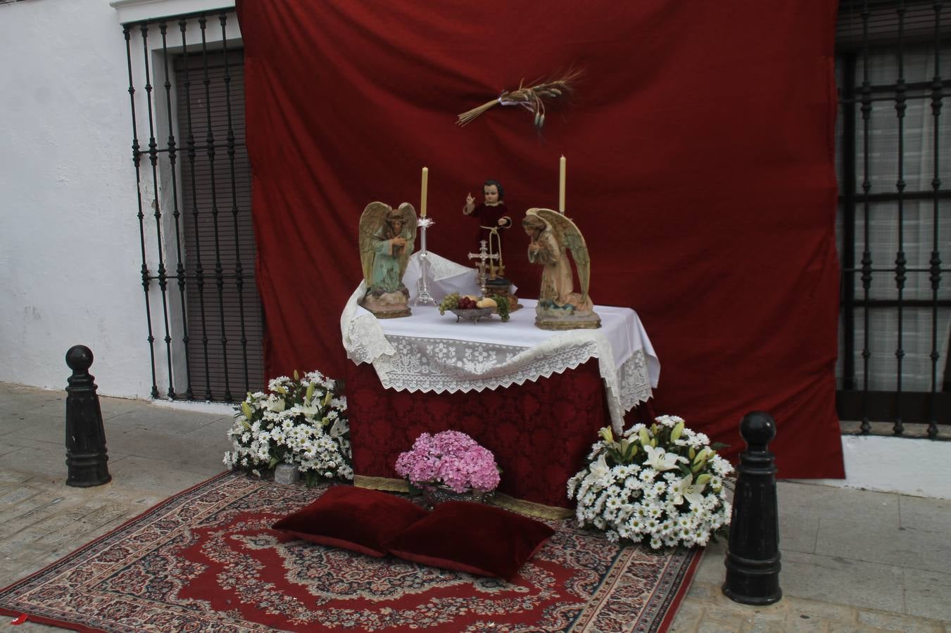 Jerez de los Caballeros celebró ayer la festividad del Corpus Christi en medio de un ambiente de solemnidad y convivencia del que fueron partícipes cientos de personas.La iglesia visigoda de Santa María de la Encarnación, llena de fieles, acogió la celebración de la Eucaristía que dió paso a la procesión acompañando la Santa Custodia en el magnífico templete de la iglesia de San Miguel, sobre las andas de la Virgen de Aguasantas y portada por costaleros y costaleras de la recién Asociación creada en esta ciudad. El párroco, Antonio María Rejano, destacó la significación de esta procesión, lamás grande, dijo, «porque Jesús sale a nuestras vidas, a nuestro encuentro y nosotros le acompañamos». Al término de la misa, incidió en el agradecimiento a todas las personas que han participado para hacer posible su desarrollo, trabajando desde la jornada del sábado en la elaboración de las preciosas alfombras de sal teñida de colores, que lucieron en las calles del centro de Jerez. El agradecimiento fue especial para los padres y madres de los niños y niñas que han hecho la Primera Comunión, para éstos mismos, también para catequistas, Cofradías y Hermandades, la Asociación del costaleros y costaleras de la Semana Santa de Jerez de los Caballeros, Ayuntamiento, Policía Local, grupos y personas de la parroquia.Autoridades civiles en representación del Ayuntamiento, Policía Local y Guardia Civil, acompañaron el desarrollo de la procesión junto a representantes de todas las cofradías y hermandades jerezanas y el protagonismo de los más de 80 niños y niñas que este año han celebrado su Primera Comunión.  A lo largo de todo el recorrido se instalaron distintos altares, también con la colaboración de vecinos y centros como la Residencia de Mayores Hernando de Soto. Los magníficos sones de la Agrupación Musical 'Nuestro Padre Jesús Nazareno' coronaron esta hermosa procesión.