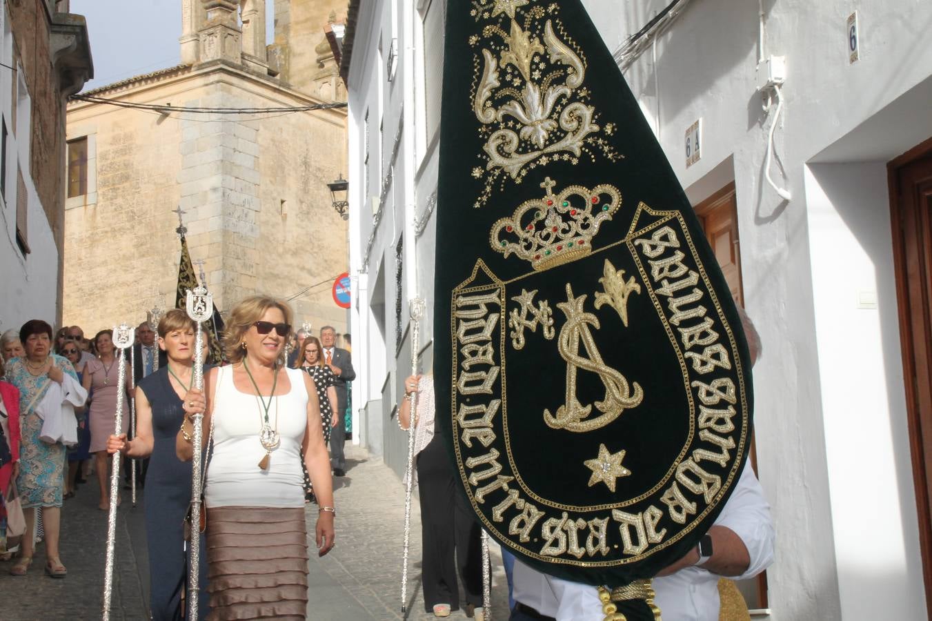 Jerez de los Caballeros celebró ayer la festividad del Corpus Christi en medio de un ambiente de solemnidad y convivencia del que fueron partícipes cientos de personas.La iglesia visigoda de Santa María de la Encarnación, llena de fieles, acogió la celebración de la Eucaristía que dió paso a la procesión acompañando la Santa Custodia en el magnífico templete de la iglesia de San Miguel, sobre las andas de la Virgen de Aguasantas y portada por costaleros y costaleras de la recién Asociación creada en esta ciudad. El párroco, Antonio María Rejano, destacó la significación de esta procesión, lamás grande, dijo, «porque Jesús sale a nuestras vidas, a nuestro encuentro y nosotros le acompañamos». Al término de la misa, incidió en el agradecimiento a todas las personas que han participado para hacer posible su desarrollo, trabajando desde la jornada del sábado en la elaboración de las preciosas alfombras de sal teñida de colores, que lucieron en las calles del centro de Jerez. El agradecimiento fue especial para los padres y madres de los niños y niñas que han hecho la Primera Comunión, para éstos mismos, también para catequistas, Cofradías y Hermandades, la Asociación del costaleros y costaleras de la Semana Santa de Jerez de los Caballeros, Ayuntamiento, Policía Local, grupos y personas de la parroquia.Autoridades civiles en representación del Ayuntamiento, Policía Local y Guardia Civil, acompañaron el desarrollo de la procesión junto a representantes de todas las cofradías y hermandades jerezanas y el protagonismo de los más de 80 niños y niñas que este año han celebrado su Primera Comunión.  A lo largo de todo el recorrido se instalaron distintos altares, también con la colaboración de vecinos y centros como la Residencia de Mayores Hernando de Soto. Los magníficos sones de la Agrupación Musical 'Nuestro Padre Jesús Nazareno' coronaron esta hermosa procesión.