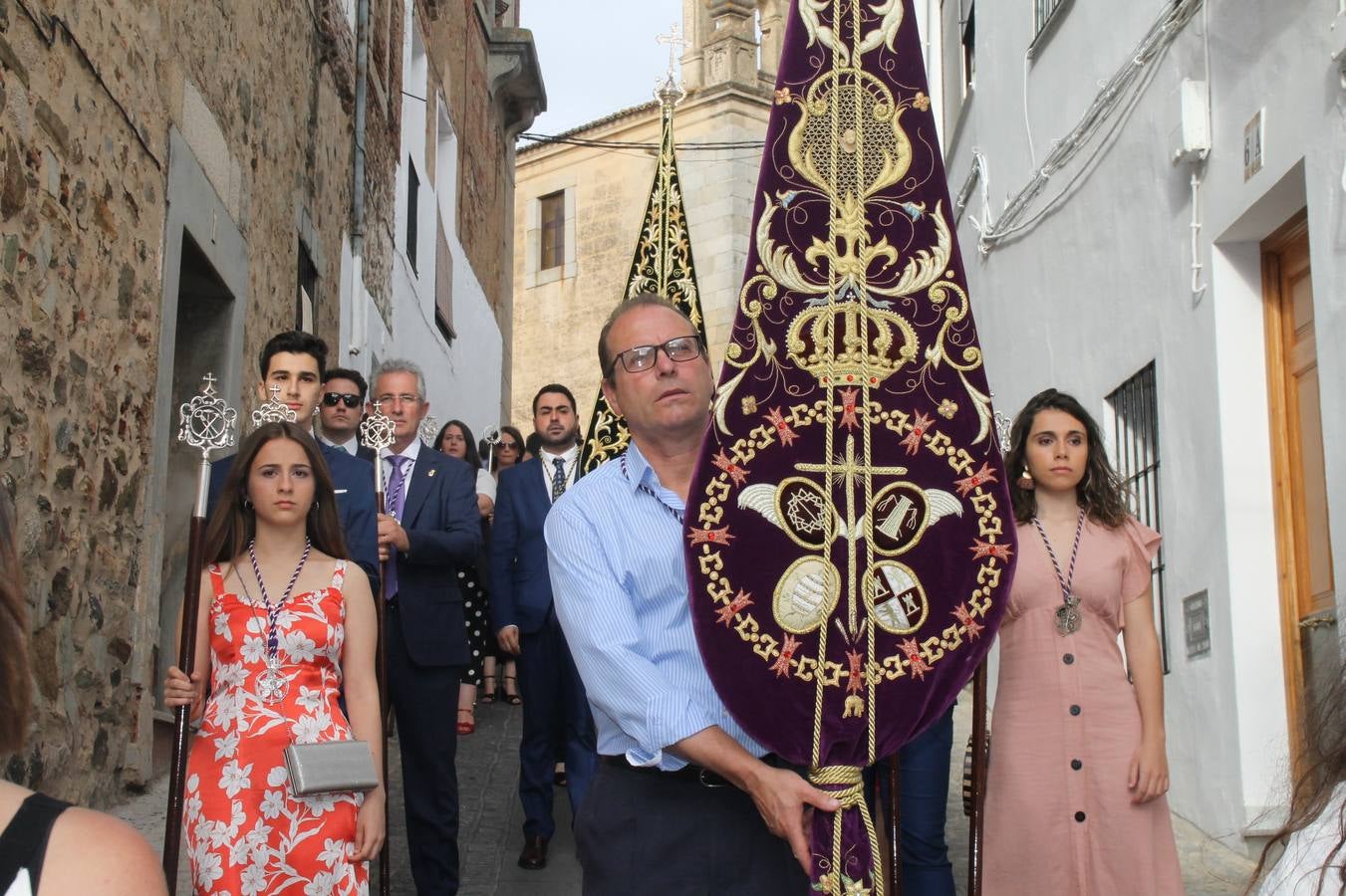 Jerez de los Caballeros celebró ayer la festividad del Corpus Christi en medio de un ambiente de solemnidad y convivencia del que fueron partícipes cientos de personas.La iglesia visigoda de Santa María de la Encarnación, llena de fieles, acogió la celebración de la Eucaristía que dió paso a la procesión acompañando la Santa Custodia en el magnífico templete de la iglesia de San Miguel, sobre las andas de la Virgen de Aguasantas y portada por costaleros y costaleras de la recién Asociación creada en esta ciudad. El párroco, Antonio María Rejano, destacó la significación de esta procesión, lamás grande, dijo, «porque Jesús sale a nuestras vidas, a nuestro encuentro y nosotros le acompañamos». Al término de la misa, incidió en el agradecimiento a todas las personas que han participado para hacer posible su desarrollo, trabajando desde la jornada del sábado en la elaboración de las preciosas alfombras de sal teñida de colores, que lucieron en las calles del centro de Jerez. El agradecimiento fue especial para los padres y madres de los niños y niñas que han hecho la Primera Comunión, para éstos mismos, también para catequistas, Cofradías y Hermandades, la Asociación del costaleros y costaleras de la Semana Santa de Jerez de los Caballeros, Ayuntamiento, Policía Local, grupos y personas de la parroquia.Autoridades civiles en representación del Ayuntamiento, Policía Local y Guardia Civil, acompañaron el desarrollo de la procesión junto a representantes de todas las cofradías y hermandades jerezanas y el protagonismo de los más de 80 niños y niñas que este año han celebrado su Primera Comunión.  A lo largo de todo el recorrido se instalaron distintos altares, también con la colaboración de vecinos y centros como la Residencia de Mayores Hernando de Soto. Los magníficos sones de la Agrupación Musical 'Nuestro Padre Jesús Nazareno' coronaron esta hermosa procesión.