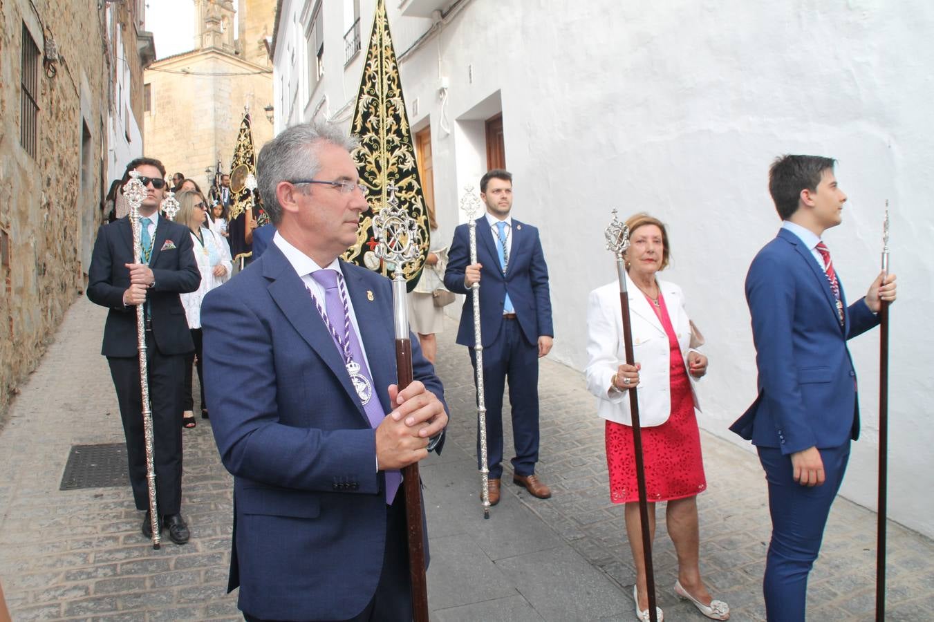 Jerez de los Caballeros celebró ayer la festividad del Corpus Christi en medio de un ambiente de solemnidad y convivencia del que fueron partícipes cientos de personas.La iglesia visigoda de Santa María de la Encarnación, llena de fieles, acogió la celebración de la Eucaristía que dió paso a la procesión acompañando la Santa Custodia en el magnífico templete de la iglesia de San Miguel, sobre las andas de la Virgen de Aguasantas y portada por costaleros y costaleras de la recién Asociación creada en esta ciudad. El párroco, Antonio María Rejano, destacó la significación de esta procesión, lamás grande, dijo, «porque Jesús sale a nuestras vidas, a nuestro encuentro y nosotros le acompañamos». Al término de la misa, incidió en el agradecimiento a todas las personas que han participado para hacer posible su desarrollo, trabajando desde la jornada del sábado en la elaboración de las preciosas alfombras de sal teñida de colores, que lucieron en las calles del centro de Jerez. El agradecimiento fue especial para los padres y madres de los niños y niñas que han hecho la Primera Comunión, para éstos mismos, también para catequistas, Cofradías y Hermandades, la Asociación del costaleros y costaleras de la Semana Santa de Jerez de los Caballeros, Ayuntamiento, Policía Local, grupos y personas de la parroquia.Autoridades civiles en representación del Ayuntamiento, Policía Local y Guardia Civil, acompañaron el desarrollo de la procesión junto a representantes de todas las cofradías y hermandades jerezanas y el protagonismo de los más de 80 niños y niñas que este año han celebrado su Primera Comunión.  A lo largo de todo el recorrido se instalaron distintos altares, también con la colaboración de vecinos y centros como la Residencia de Mayores Hernando de Soto. Los magníficos sones de la Agrupación Musical 'Nuestro Padre Jesús Nazareno' coronaron esta hermosa procesión.
