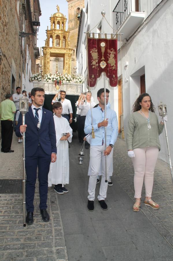 Jerez de los Caballeros celebró ayer la festividad del Corpus Christi en medio de un ambiente de solemnidad y convivencia del que fueron partícipes cientos de personas.La iglesia visigoda de Santa María de la Encarnación, llena de fieles, acogió la celebración de la Eucaristía que dió paso a la procesión acompañando la Santa Custodia en el magnífico templete de la iglesia de San Miguel, sobre las andas de la Virgen de Aguasantas y portada por costaleros y costaleras de la recién Asociación creada en esta ciudad. El párroco, Antonio María Rejano, destacó la significación de esta procesión, lamás grande, dijo, «porque Jesús sale a nuestras vidas, a nuestro encuentro y nosotros le acompañamos». Al término de la misa, incidió en el agradecimiento a todas las personas que han participado para hacer posible su desarrollo, trabajando desde la jornada del sábado en la elaboración de las preciosas alfombras de sal teñida de colores, que lucieron en las calles del centro de Jerez. El agradecimiento fue especial para los padres y madres de los niños y niñas que han hecho la Primera Comunión, para éstos mismos, también para catequistas, Cofradías y Hermandades, la Asociación del costaleros y costaleras de la Semana Santa de Jerez de los Caballeros, Ayuntamiento, Policía Local, grupos y personas de la parroquia.Autoridades civiles en representación del Ayuntamiento, Policía Local y Guardia Civil, acompañaron el desarrollo de la procesión junto a representantes de todas las cofradías y hermandades jerezanas y el protagonismo de los más de 80 niños y niñas que este año han celebrado su Primera Comunión.  A lo largo de todo el recorrido se instalaron distintos altares, también con la colaboración de vecinos y centros como la Residencia de Mayores Hernando de Soto. Los magníficos sones de la Agrupación Musical 'Nuestro Padre Jesús Nazareno' coronaron esta hermosa procesión.