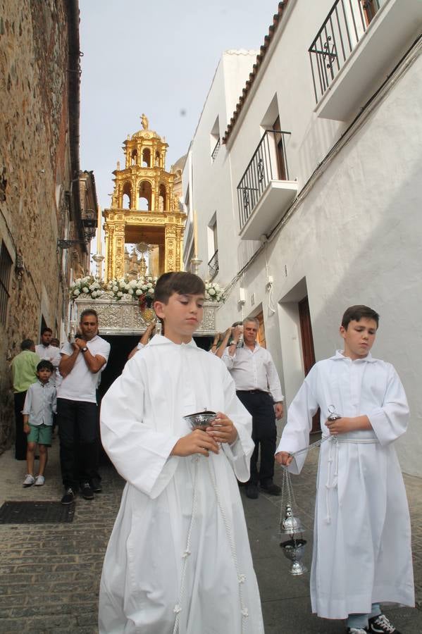 Jerez de los Caballeros celebró ayer la festividad del Corpus Christi en medio de un ambiente de solemnidad y convivencia del que fueron partícipes cientos de personas.La iglesia visigoda de Santa María de la Encarnación, llena de fieles, acogió la celebración de la Eucaristía que dió paso a la procesión acompañando la Santa Custodia en el magnífico templete de la iglesia de San Miguel, sobre las andas de la Virgen de Aguasantas y portada por costaleros y costaleras de la recién Asociación creada en esta ciudad. El párroco, Antonio María Rejano, destacó la significación de esta procesión, lamás grande, dijo, «porque Jesús sale a nuestras vidas, a nuestro encuentro y nosotros le acompañamos». Al término de la misa, incidió en el agradecimiento a todas las personas que han participado para hacer posible su desarrollo, trabajando desde la jornada del sábado en la elaboración de las preciosas alfombras de sal teñida de colores, que lucieron en las calles del centro de Jerez. El agradecimiento fue especial para los padres y madres de los niños y niñas que han hecho la Primera Comunión, para éstos mismos, también para catequistas, Cofradías y Hermandades, la Asociación del costaleros y costaleras de la Semana Santa de Jerez de los Caballeros, Ayuntamiento, Policía Local, grupos y personas de la parroquia.Autoridades civiles en representación del Ayuntamiento, Policía Local y Guardia Civil, acompañaron el desarrollo de la procesión junto a representantes de todas las cofradías y hermandades jerezanas y el protagonismo de los más de 80 niños y niñas que este año han celebrado su Primera Comunión.  A lo largo de todo el recorrido se instalaron distintos altares, también con la colaboración de vecinos y centros como la Residencia de Mayores Hernando de Soto. Los magníficos sones de la Agrupación Musical 'Nuestro Padre Jesús Nazareno' coronaron esta hermosa procesión.
