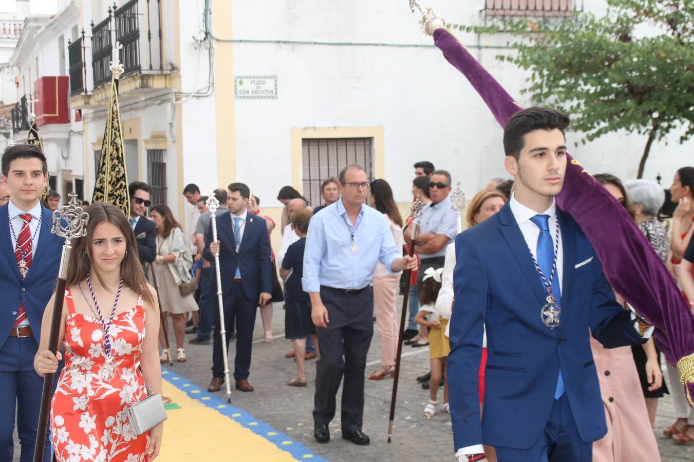 Jerez de los Caballeros celebró ayer la festividad del Corpus Christi en medio de un ambiente de solemnidad y convivencia del que fueron partícipes cientos de personas.La iglesia visigoda de Santa María de la Encarnación, llena de fieles, acogió la celebración de la Eucaristía que dió paso a la procesión acompañando la Santa Custodia en el magnífico templete de la iglesia de San Miguel, sobre las andas de la Virgen de Aguasantas y portada por costaleros y costaleras de la recién Asociación creada en esta ciudad. El párroco, Antonio María Rejano, destacó la significación de esta procesión, lamás grande, dijo, «porque Jesús sale a nuestras vidas, a nuestro encuentro y nosotros le acompañamos». Al término de la misa, incidió en el agradecimiento a todas las personas que han participado para hacer posible su desarrollo, trabajando desde la jornada del sábado en la elaboración de las preciosas alfombras de sal teñida de colores, que lucieron en las calles del centro de Jerez. El agradecimiento fue especial para los padres y madres de los niños y niñas que han hecho la Primera Comunión, para éstos mismos, también para catequistas, Cofradías y Hermandades, la Asociación del costaleros y costaleras de la Semana Santa de Jerez de los Caballeros, Ayuntamiento, Policía Local, grupos y personas de la parroquia.Autoridades civiles en representación del Ayuntamiento, Policía Local y Guardia Civil, acompañaron el desarrollo de la procesión junto a representantes de todas las cofradías y hermandades jerezanas y el protagonismo de los más de 80 niños y niñas que este año han celebrado su Primera Comunión.  A lo largo de todo el recorrido se instalaron distintos altares, también con la colaboración de vecinos y centros como la Residencia de Mayores Hernando de Soto. Los magníficos sones de la Agrupación Musical 'Nuestro Padre Jesús Nazareno' coronaron esta hermosa procesión.