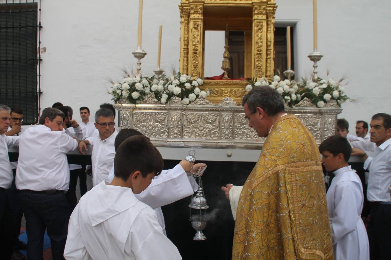Jerez de los Caballeros celebró ayer la festividad del Corpus Christi en medio de un ambiente de solemnidad y convivencia del que fueron partícipes cientos de personas.La iglesia visigoda de Santa María de la Encarnación, llena de fieles, acogió la celebración de la Eucaristía que dió paso a la procesión acompañando la Santa Custodia en el magnífico templete de la iglesia de San Miguel, sobre las andas de la Virgen de Aguasantas y portada por costaleros y costaleras de la recién Asociación creada en esta ciudad. El párroco, Antonio María Rejano, destacó la significación de esta procesión, lamás grande, dijo, «porque Jesús sale a nuestras vidas, a nuestro encuentro y nosotros le acompañamos». Al término de la misa, incidió en el agradecimiento a todas las personas que han participado para hacer posible su desarrollo, trabajando desde la jornada del sábado en la elaboración de las preciosas alfombras de sal teñida de colores, que lucieron en las calles del centro de Jerez. El agradecimiento fue especial para los padres y madres de los niños y niñas que han hecho la Primera Comunión, para éstos mismos, también para catequistas, Cofradías y Hermandades, la Asociación del costaleros y costaleras de la Semana Santa de Jerez de los Caballeros, Ayuntamiento, Policía Local, grupos y personas de la parroquia.Autoridades civiles en representación del Ayuntamiento, Policía Local y Guardia Civil, acompañaron el desarrollo de la procesión junto a representantes de todas las cofradías y hermandades jerezanas y el protagonismo de los más de 80 niños y niñas que este año han celebrado su Primera Comunión.  A lo largo de todo el recorrido se instalaron distintos altares, también con la colaboración de vecinos y centros como la Residencia de Mayores Hernando de Soto. Los magníficos sones de la Agrupación Musical 'Nuestro Padre Jesús Nazareno' coronaron esta hermosa procesión.