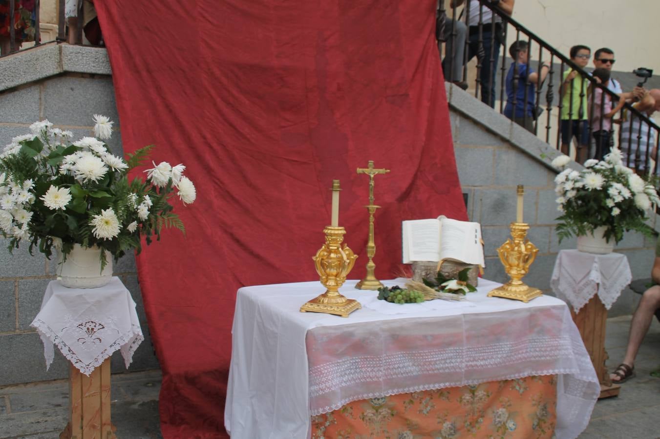 Jerez de los Caballeros celebró ayer la festividad del Corpus Christi en medio de un ambiente de solemnidad y convivencia del que fueron partícipes cientos de personas.La iglesia visigoda de Santa María de la Encarnación, llena de fieles, acogió la celebración de la Eucaristía que dió paso a la procesión acompañando la Santa Custodia en el magnífico templete de la iglesia de San Miguel, sobre las andas de la Virgen de Aguasantas y portada por costaleros y costaleras de la recién Asociación creada en esta ciudad. El párroco, Antonio María Rejano, destacó la significación de esta procesión, lamás grande, dijo, «porque Jesús sale a nuestras vidas, a nuestro encuentro y nosotros le acompañamos». Al término de la misa, incidió en el agradecimiento a todas las personas que han participado para hacer posible su desarrollo, trabajando desde la jornada del sábado en la elaboración de las preciosas alfombras de sal teñida de colores, que lucieron en las calles del centro de Jerez. El agradecimiento fue especial para los padres y madres de los niños y niñas que han hecho la Primera Comunión, para éstos mismos, también para catequistas, Cofradías y Hermandades, la Asociación del costaleros y costaleras de la Semana Santa de Jerez de los Caballeros, Ayuntamiento, Policía Local, grupos y personas de la parroquia.Autoridades civiles en representación del Ayuntamiento, Policía Local y Guardia Civil, acompañaron el desarrollo de la procesión junto a representantes de todas las cofradías y hermandades jerezanas y el protagonismo de los más de 80 niños y niñas que este año han celebrado su Primera Comunión.  A lo largo de todo el recorrido se instalaron distintos altares, también con la colaboración de vecinos y centros como la Residencia de Mayores Hernando de Soto. Los magníficos sones de la Agrupación Musical 'Nuestro Padre Jesús Nazareno' coronaron esta hermosa procesión.