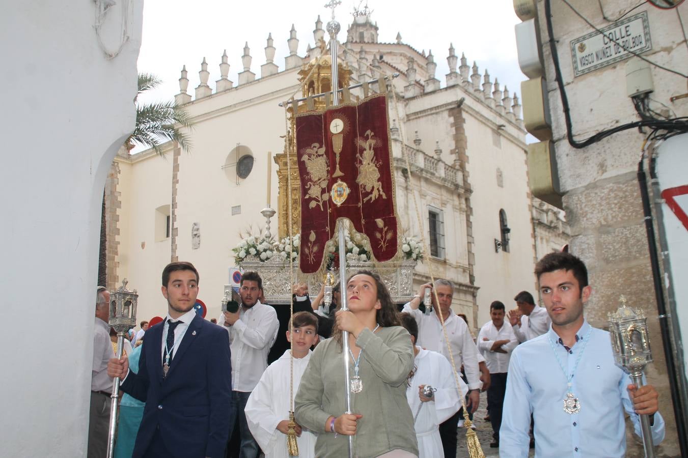 Jerez de los Caballeros celebró ayer la festividad del Corpus Christi en medio de un ambiente de solemnidad y convivencia del que fueron partícipes cientos de personas.La iglesia visigoda de Santa María de la Encarnación, llena de fieles, acogió la celebración de la Eucaristía que dió paso a la procesión acompañando la Santa Custodia en el magnífico templete de la iglesia de San Miguel, sobre las andas de la Virgen de Aguasantas y portada por costaleros y costaleras de la recién Asociación creada en esta ciudad. El párroco, Antonio María Rejano, destacó la significación de esta procesión, lamás grande, dijo, «porque Jesús sale a nuestras vidas, a nuestro encuentro y nosotros le acompañamos». Al término de la misa, incidió en el agradecimiento a todas las personas que han participado para hacer posible su desarrollo, trabajando desde la jornada del sábado en la elaboración de las preciosas alfombras de sal teñida de colores, que lucieron en las calles del centro de Jerez. El agradecimiento fue especial para los padres y madres de los niños y niñas que han hecho la Primera Comunión, para éstos mismos, también para catequistas, Cofradías y Hermandades, la Asociación del costaleros y costaleras de la Semana Santa de Jerez de los Caballeros, Ayuntamiento, Policía Local, grupos y personas de la parroquia.Autoridades civiles en representación del Ayuntamiento, Policía Local y Guardia Civil, acompañaron el desarrollo de la procesión junto a representantes de todas las cofradías y hermandades jerezanas y el protagonismo de los más de 80 niños y niñas que este año han celebrado su Primera Comunión.  A lo largo de todo el recorrido se instalaron distintos altares, también con la colaboración de vecinos y centros como la Residencia de Mayores Hernando de Soto. Los magníficos sones de la Agrupación Musical 'Nuestro Padre Jesús Nazareno' coronaron esta hermosa procesión.