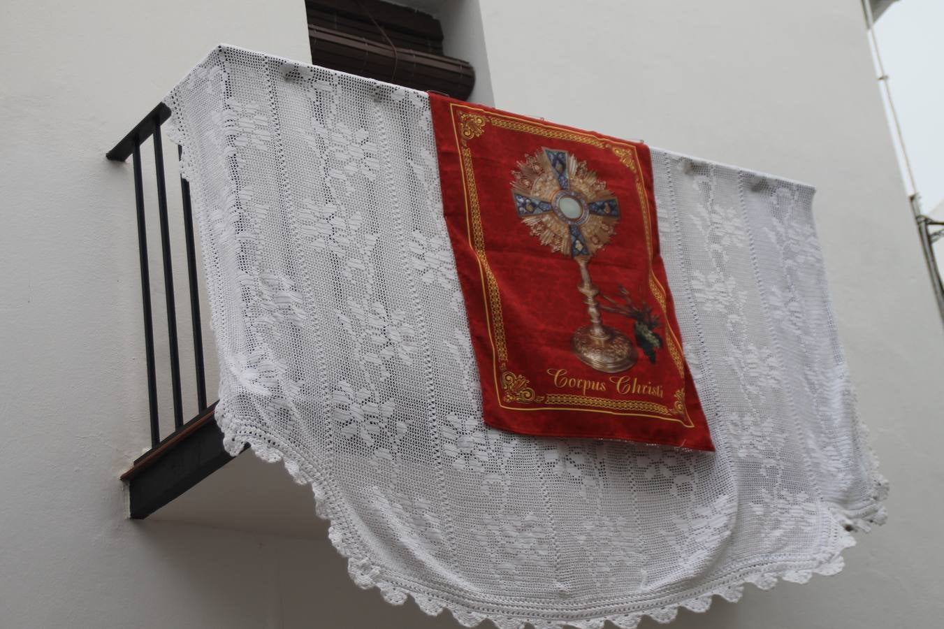 Jerez de los Caballeros celebró ayer la festividad del Corpus Christi en medio de un ambiente de solemnidad y convivencia del que fueron partícipes cientos de personas.La iglesia visigoda de Santa María de la Encarnación, llena de fieles, acogió la celebración de la Eucaristía que dió paso a la procesión acompañando la Santa Custodia en el magnífico templete de la iglesia de San Miguel, sobre las andas de la Virgen de Aguasantas y portada por costaleros y costaleras de la recién Asociación creada en esta ciudad. El párroco, Antonio María Rejano, destacó la significación de esta procesión, lamás grande, dijo, «porque Jesús sale a nuestras vidas, a nuestro encuentro y nosotros le acompañamos». Al término de la misa, incidió en el agradecimiento a todas las personas que han participado para hacer posible su desarrollo, trabajando desde la jornada del sábado en la elaboración de las preciosas alfombras de sal teñida de colores, que lucieron en las calles del centro de Jerez. El agradecimiento fue especial para los padres y madres de los niños y niñas que han hecho la Primera Comunión, para éstos mismos, también para catequistas, Cofradías y Hermandades, la Asociación del costaleros y costaleras de la Semana Santa de Jerez de los Caballeros, Ayuntamiento, Policía Local, grupos y personas de la parroquia.Autoridades civiles en representación del Ayuntamiento, Policía Local y Guardia Civil, acompañaron el desarrollo de la procesión junto a representantes de todas las cofradías y hermandades jerezanas y el protagonismo de los más de 80 niños y niñas que este año han celebrado su Primera Comunión.  A lo largo de todo el recorrido se instalaron distintos altares, también con la colaboración de vecinos y centros como la Residencia de Mayores Hernando de Soto. Los magníficos sones de la Agrupación Musical 'Nuestro Padre Jesús Nazareno' coronaron esta hermosa procesión.