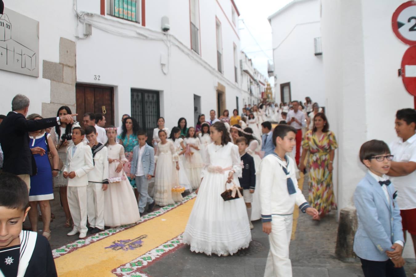 Jerez de los Caballeros celebró ayer la festividad del Corpus Christi en medio de un ambiente de solemnidad y convivencia del que fueron partícipes cientos de personas.La iglesia visigoda de Santa María de la Encarnación, llena de fieles, acogió la celebración de la Eucaristía que dió paso a la procesión acompañando la Santa Custodia en el magnífico templete de la iglesia de San Miguel, sobre las andas de la Virgen de Aguasantas y portada por costaleros y costaleras de la recién Asociación creada en esta ciudad. El párroco, Antonio María Rejano, destacó la significación de esta procesión, lamás grande, dijo, «porque Jesús sale a nuestras vidas, a nuestro encuentro y nosotros le acompañamos». Al término de la misa, incidió en el agradecimiento a todas las personas que han participado para hacer posible su desarrollo, trabajando desde la jornada del sábado en la elaboración de las preciosas alfombras de sal teñida de colores, que lucieron en las calles del centro de Jerez. El agradecimiento fue especial para los padres y madres de los niños y niñas que han hecho la Primera Comunión, para éstos mismos, también para catequistas, Cofradías y Hermandades, la Asociación del costaleros y costaleras de la Semana Santa de Jerez de los Caballeros, Ayuntamiento, Policía Local, grupos y personas de la parroquia.Autoridades civiles en representación del Ayuntamiento, Policía Local y Guardia Civil, acompañaron el desarrollo de la procesión junto a representantes de todas las cofradías y hermandades jerezanas y el protagonismo de los más de 80 niños y niñas que este año han celebrado su Primera Comunión.  A lo largo de todo el recorrido se instalaron distintos altares, también con la colaboración de vecinos y centros como la Residencia de Mayores Hernando de Soto. Los magníficos sones de la Agrupación Musical 'Nuestro Padre Jesús Nazareno' coronaron esta hermosa procesión.