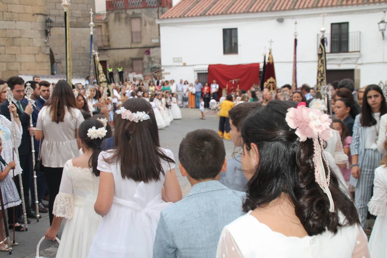 Jerez de los Caballeros celebró ayer la festividad del Corpus Christi en medio de un ambiente de solemnidad y convivencia del que fueron partícipes cientos de personas.La iglesia visigoda de Santa María de la Encarnación, llena de fieles, acogió la celebración de la Eucaristía que dió paso a la procesión acompañando la Santa Custodia en el magnífico templete de la iglesia de San Miguel, sobre las andas de la Virgen de Aguasantas y portada por costaleros y costaleras de la recién Asociación creada en esta ciudad. El párroco, Antonio María Rejano, destacó la significación de esta procesión, lamás grande, dijo, «porque Jesús sale a nuestras vidas, a nuestro encuentro y nosotros le acompañamos». Al término de la misa, incidió en el agradecimiento a todas las personas que han participado para hacer posible su desarrollo, trabajando desde la jornada del sábado en la elaboración de las preciosas alfombras de sal teñida de colores, que lucieron en las calles del centro de Jerez. El agradecimiento fue especial para los padres y madres de los niños y niñas que han hecho la Primera Comunión, para éstos mismos, también para catequistas, Cofradías y Hermandades, la Asociación del costaleros y costaleras de la Semana Santa de Jerez de los Caballeros, Ayuntamiento, Policía Local, grupos y personas de la parroquia.Autoridades civiles en representación del Ayuntamiento, Policía Local y Guardia Civil, acompañaron el desarrollo de la procesión junto a representantes de todas las cofradías y hermandades jerezanas y el protagonismo de los más de 80 niños y niñas que este año han celebrado su Primera Comunión.  A lo largo de todo el recorrido se instalaron distintos altares, también con la colaboración de vecinos y centros como la Residencia de Mayores Hernando de Soto. Los magníficos sones de la Agrupación Musical 'Nuestro Padre Jesús Nazareno' coronaron esta hermosa procesión.